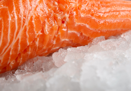 How does <em>Listeria </em>grow on refrigerated smoked salmon?