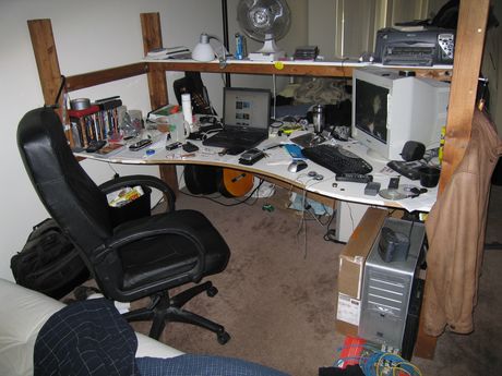 Aussies hoarding old gadgets due to data security concerns