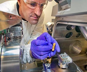 Glass optimises graphene&#39;s electronic properties