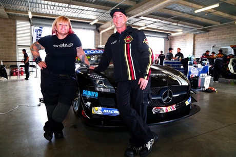 Sepura signs technical partnership with Erebus Motorsport Sepura signs technical partnership with Erebus Motorsport