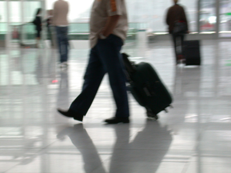 Airport door handles and the spread of drug-resistant bacteria