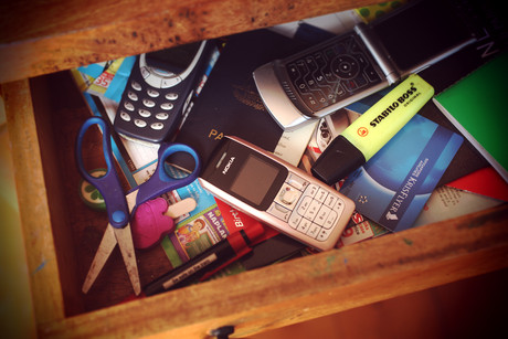 Australians hanging on to broken mobile phones Australians hanging on to broken mobile phones