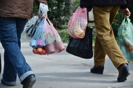 Victorian Govt announces plastic bag ban, recycling plan