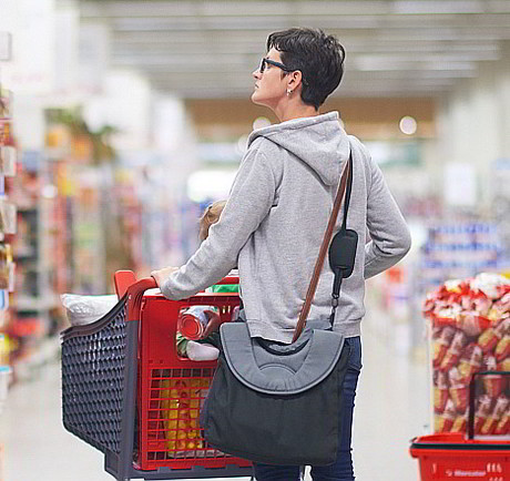 Aussies wary of online-only retailers