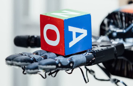 AI teaches dexterity to a robotic hand AI teaches dexterity to a robotic hand