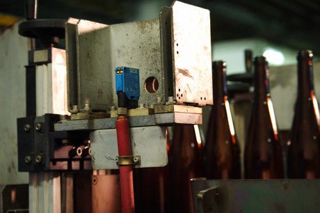 Photoelectric sensors in a hot glass production line