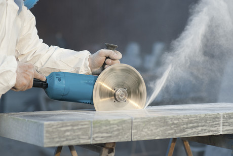 Silicosis danger prompts ban on dry cutting stone in Qld