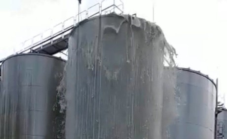 Tank explosion &mdash; 30,000 L prosecco lost