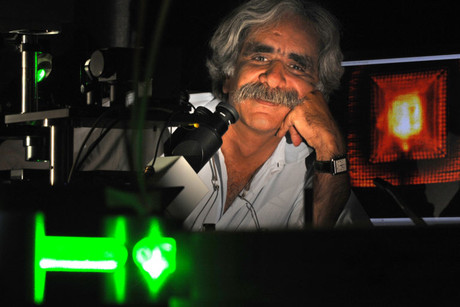 Scientists push microscopy to sub-molecular resolution