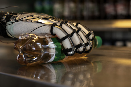 'Touch' virtual objects with these ultralight gloves 'Touch' virtual objects with these ultralight gloves