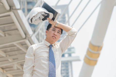Hot weather prompts workplace warnings