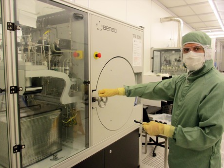 Data-transmitting light signal gets power boost Data-transmitting light signal gets power boost