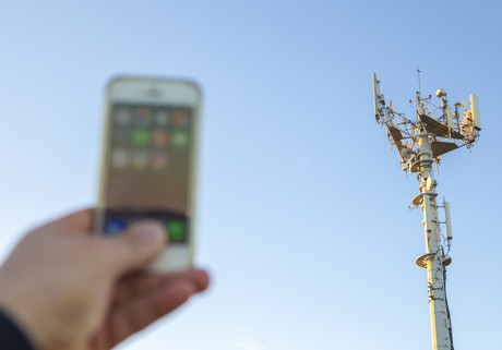 Canberra hails 700-plus black spot base stations