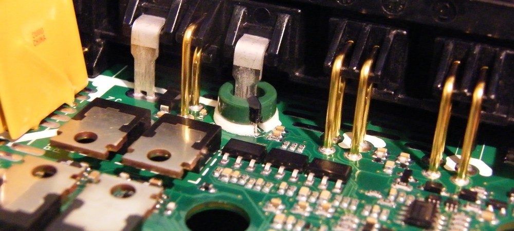 Current sensing in brushless motor drives: shunt vs current sensors