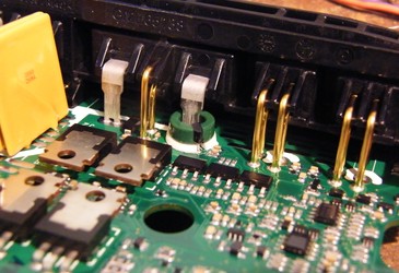 Current sensing in brushless motor drives: shunt vs current sensors Current sensing in brushless motor drives: shunt vs current sensors