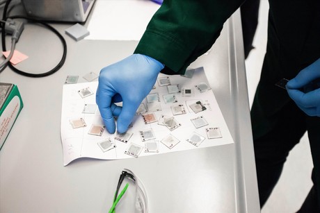 Record-breaking solar cells feature self-assembling molecules Record-breaking solar cells feature self-assembling molecules