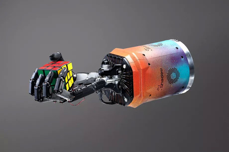 AI-powered robot solves a Rubik&#39;s cube one-handed