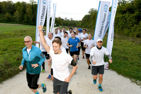 E+H employees run for water access