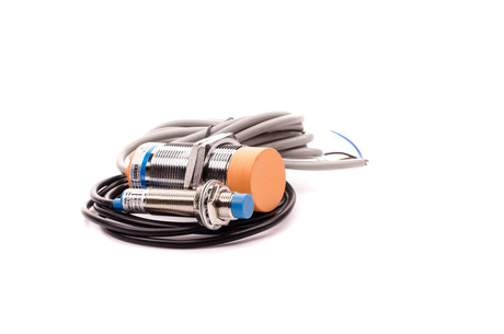 Photoelectric sensors in practice &mdash; detecting and discriminating the direction of motion