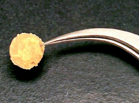 Super-hard metals made from nanoparticles