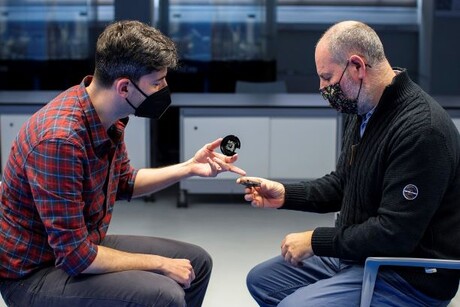 Pocket-sized microscope based on nanoLEDs