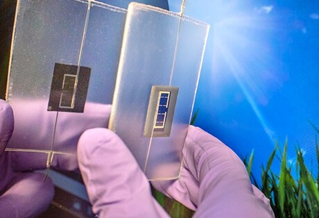 Tandem solar device collects light from the front and back Tandem solar device collects light from the front and back