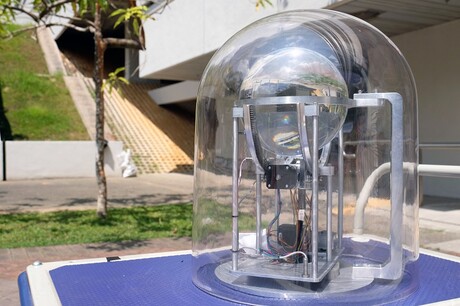 Smart solar harvester inspired by a magnifying glass