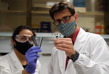 Electrically activated glue used to seal broken blood vessels Electrically activated glue used to seal broken blood vessels