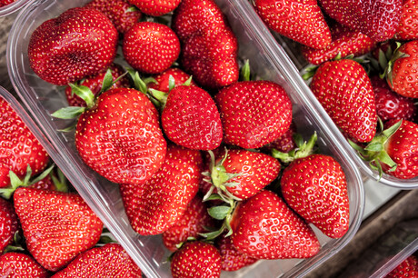 Packaging film to keep strawberries fresh