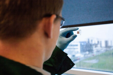 Monolayer improves efficiency of organic solar cells