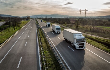 Qld sets deadline for cross-border truck driver vaccination