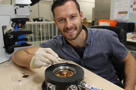 Sandwich-style fabrication for ultralow-energy electronics