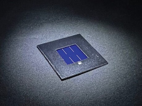 An extra layer for perovskite&ndash;silicon tandem solar cells
