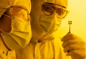 Flexible material developed to enable tiny transistors Flexible material developed to enable tiny transistors