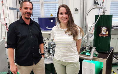 NMR spectroscopy enhanced with amplifier