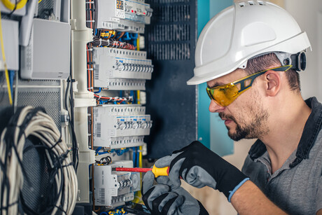 Proposal to scrap electrical licences condemned