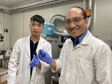 Turning waste paper into Li-ion battery parts