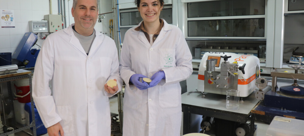 Meat packaging pads to absorb moisture and delay oxidation