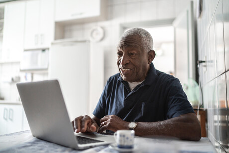 What does internet usage have to do with dementia?