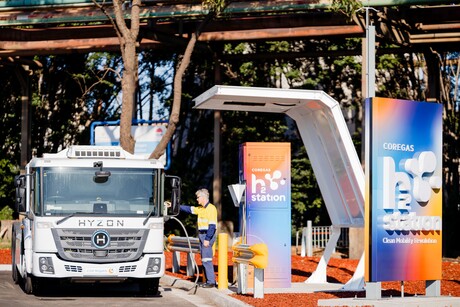 Hydrogen refuelling station for heavy transport vehicles