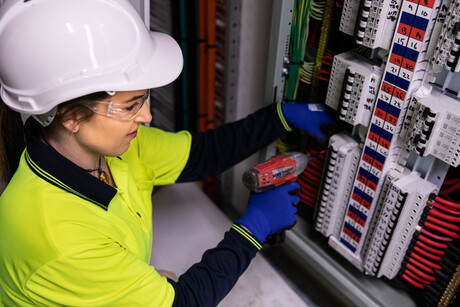 2500 Vic electricians complete CPD