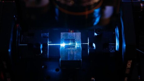 New chip-based photonic resonators with low UV losses