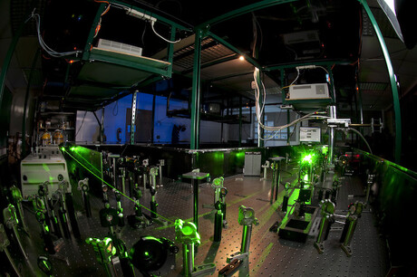 Lasers map electrons "going ballistic" in graphene