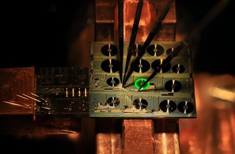 Miniaturising a laser on a photonic chip