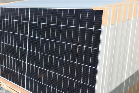 Stacking molecules like plates boosts solar cell efficiency Stacking molecules like plates boosts solar cell efficiency