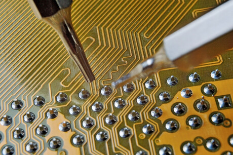 An entire brain&ndash;machine interface on a chip