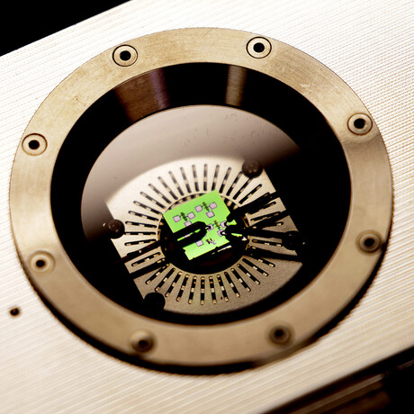 Battery-like computer memory keeps working in extreme heat Battery-like computer memory keeps working in extreme heat