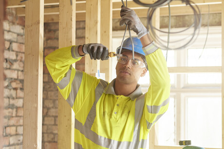 ALP promises cash bonus for apprentices