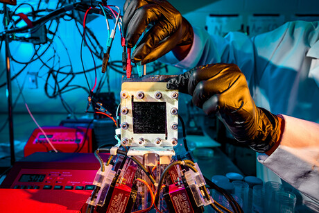 Novel design enhances battery-based seawater desalination Novel design enhances battery-based seawater desalination