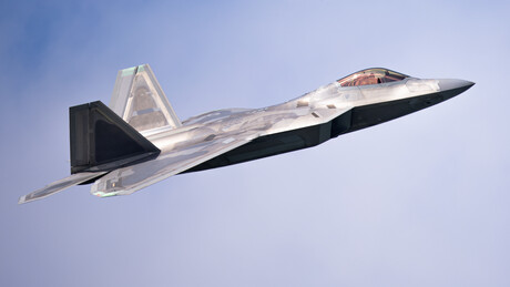 Ultra-wideband antenna designed for stealth aircraft